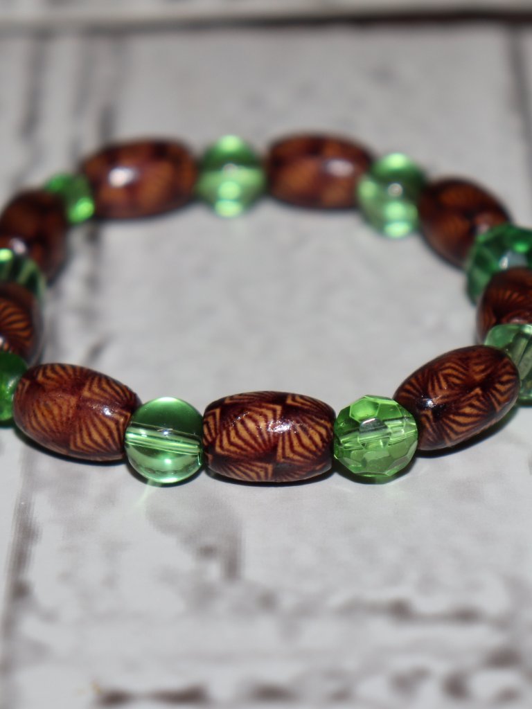 Nwot Wooden Green Glass Beaded Bracelet 65 12$